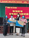 Đại diện BGH trao tặng máy tính cho học sinh có hoàn cảnh khó khăn: Em Lê Tuấn Hán - Lớp 8A3