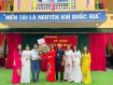 Các thầy giáo tặng hoa chúc mừng ngày phụ nữ Việt Nam