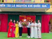 Học sinh khối 8 tặng hoa chúc mừng ngày phụ nữ Việt Nam