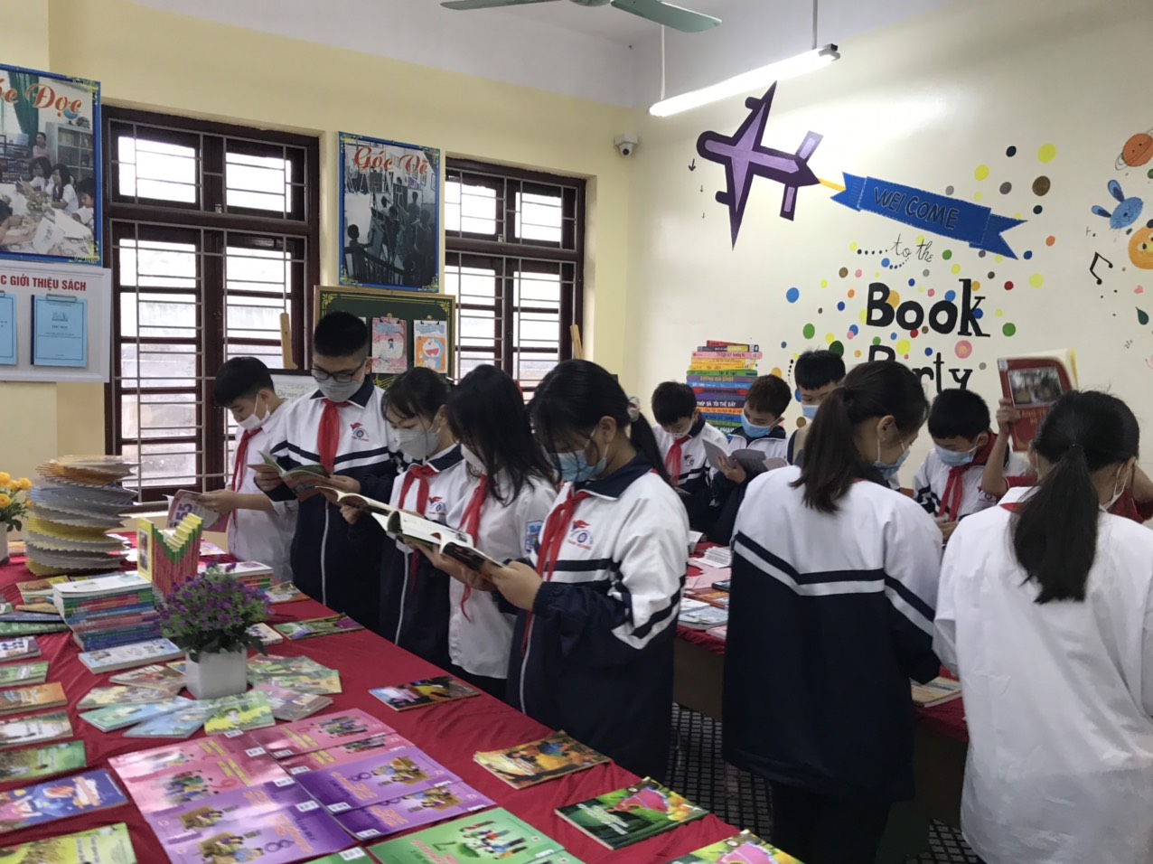 Hưởng ứng các hoạt động của Ngày Sách Việt Nam 21/4, thư viện trường THCS Tam Hưng tiến hành trưng bày giới thiệu tranh và sách từ ngày 20/4/2022-25/4/202.