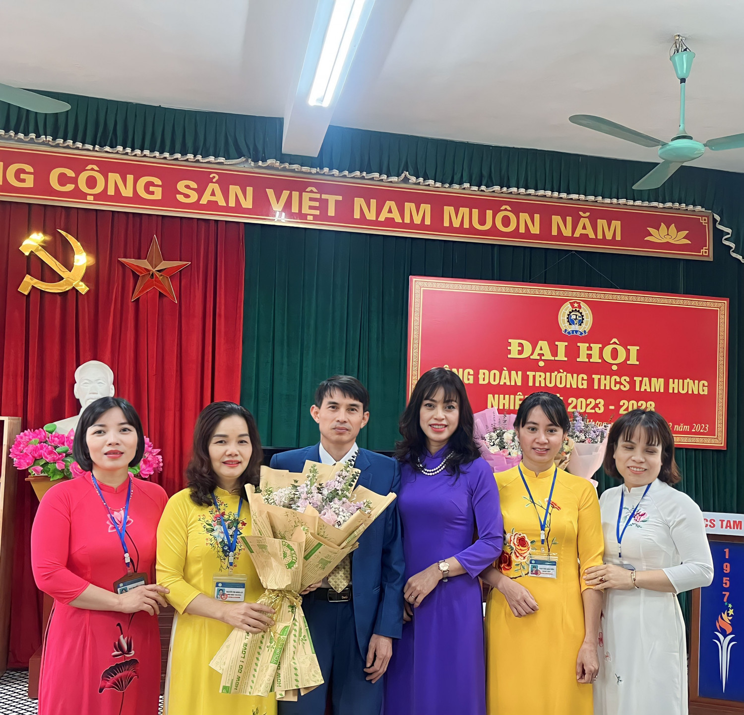 Đ/c Bùi Hà Thanh- Bí thư chi bộ, Hiệu trưởng trường THCS Tam Hưng tặng hoa chúc mừng Ban chấp hành Công đoàn Trường THCS Tam Hưng  nhiệm kỳ 2023 - 2028