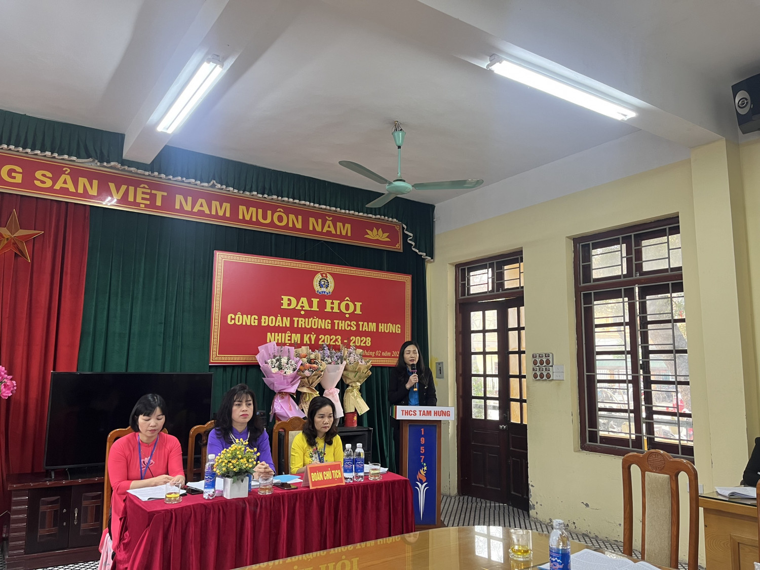 Đ/c Nguyễn Thị - Huyện ủy viên, Chủ tịch LĐLĐ Huyện phát biểu tại Đại hội